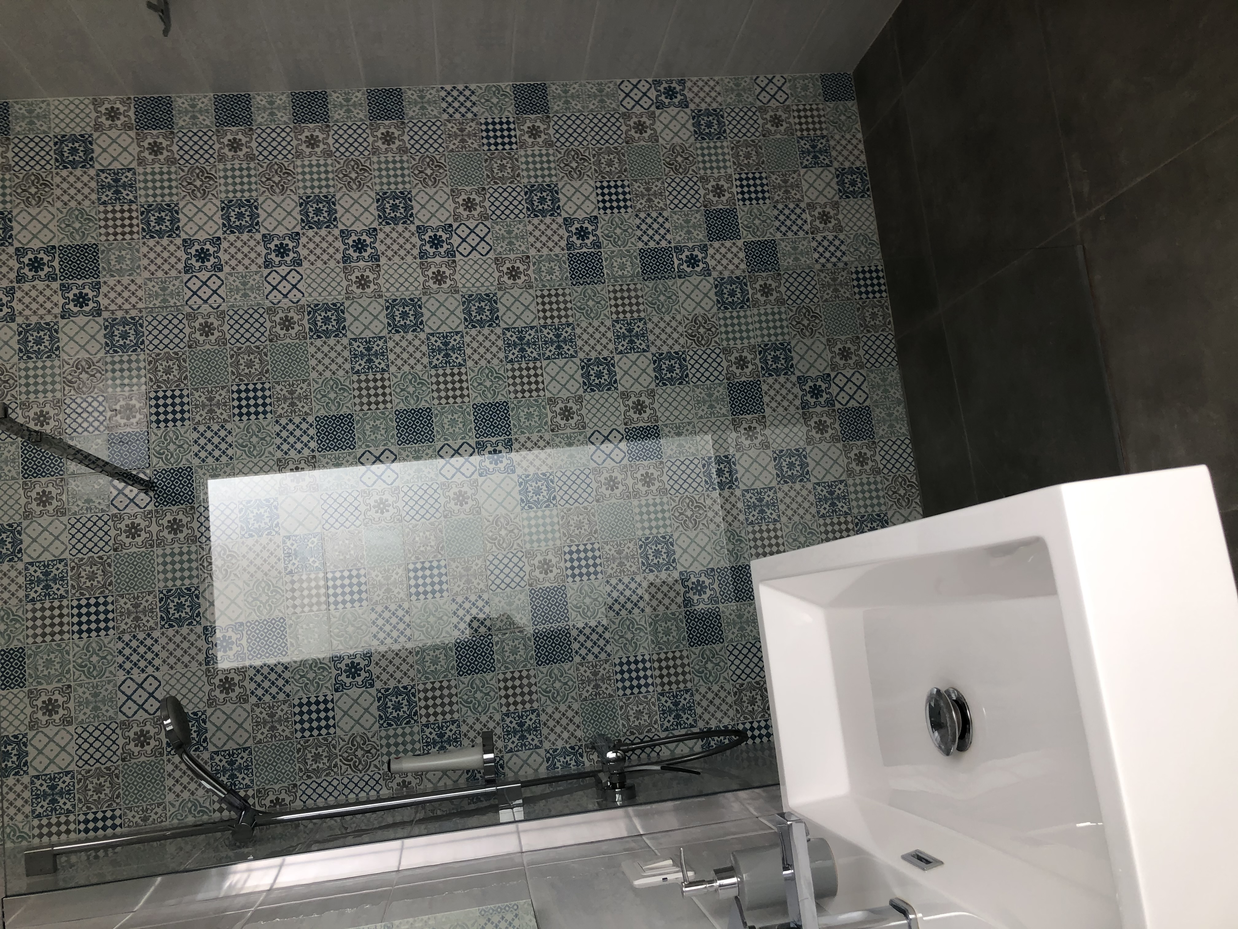 Bad mit Mosaikfliesen und Dusche