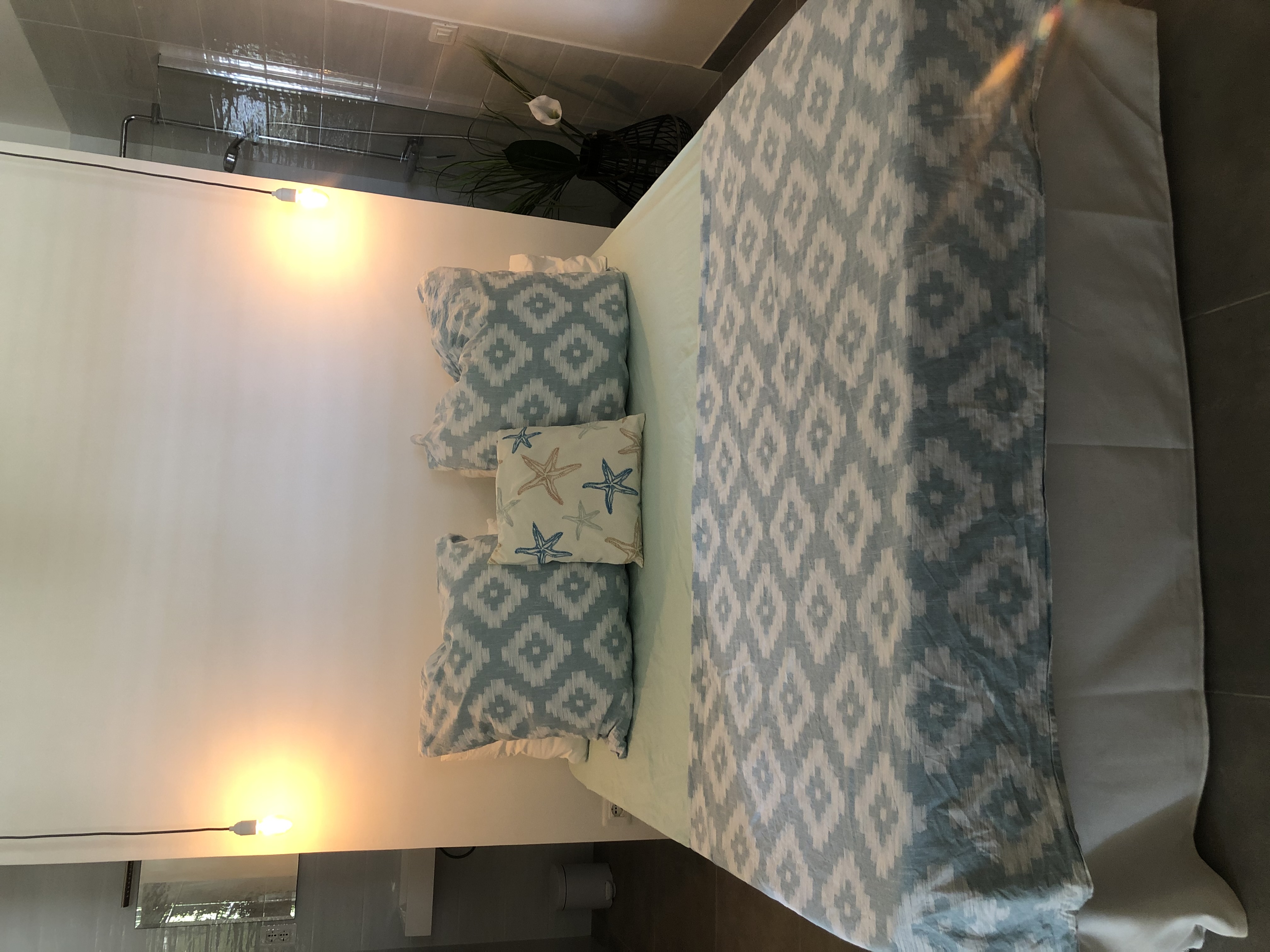 Schlafzimmer mit angrenzendem Bad