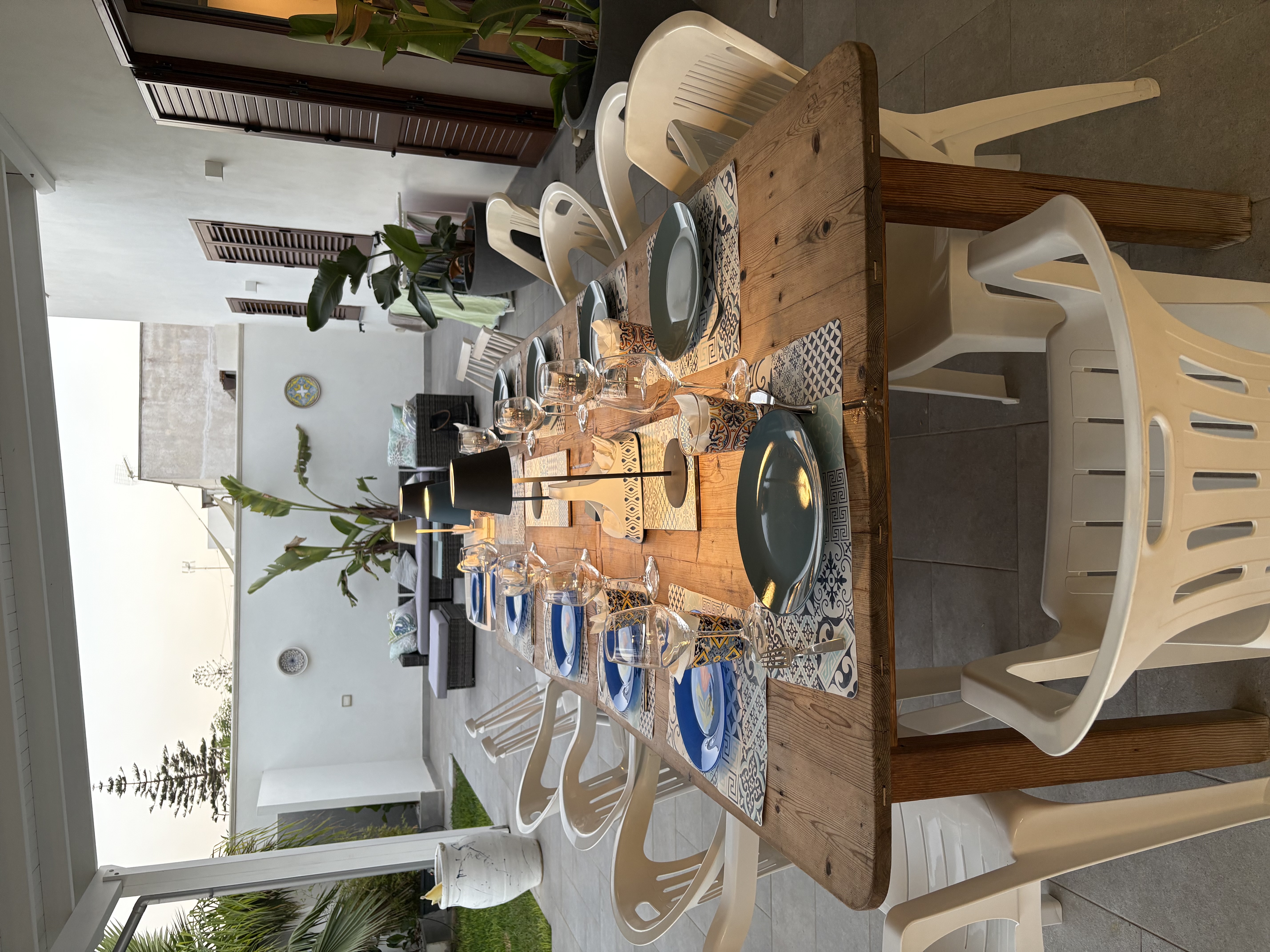 Gedeckter Tisch auf der Terrasse von Villa Bianca
