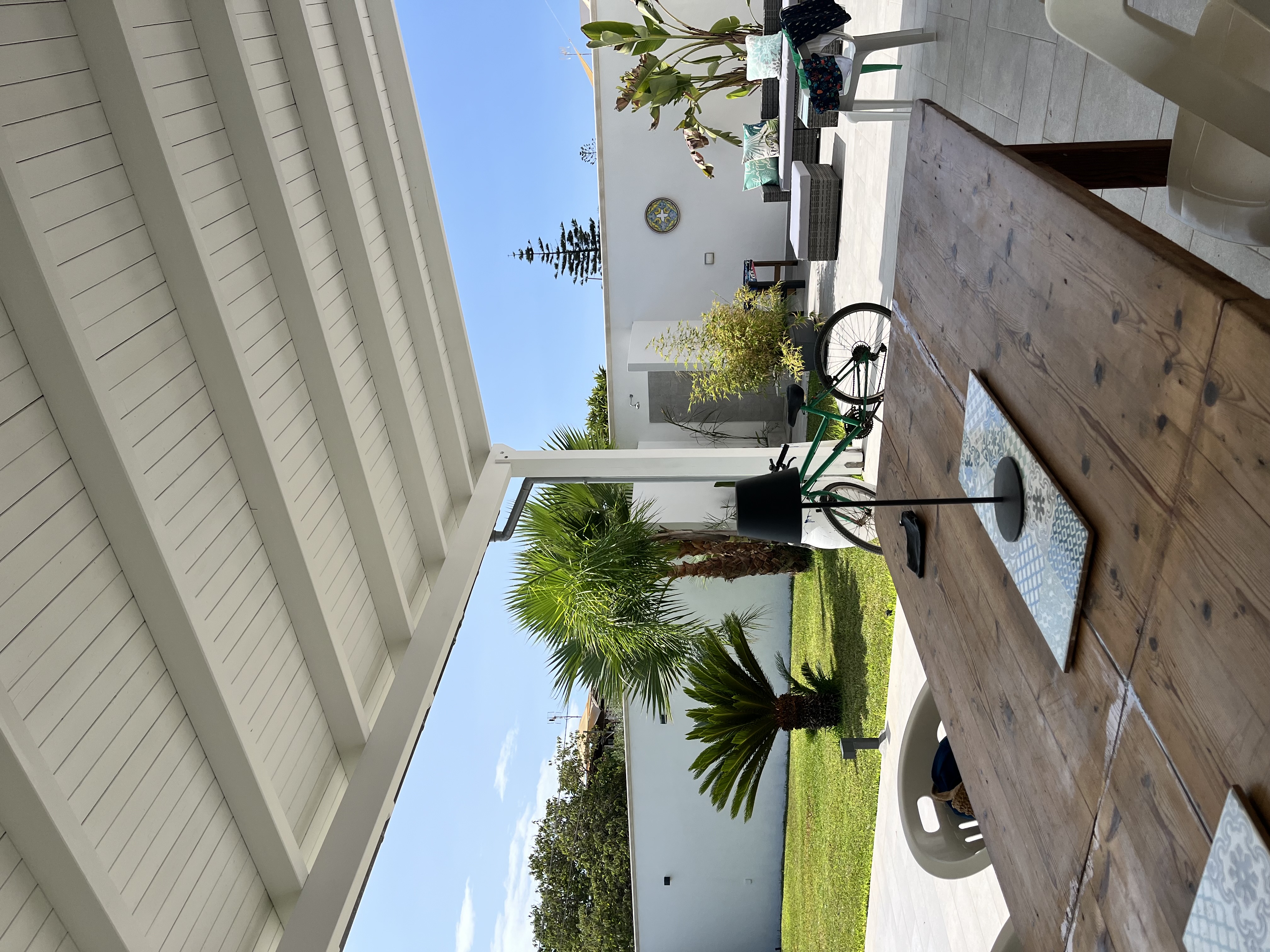 Überdachte Terrasse mit Sitzecke und Fahrrädern